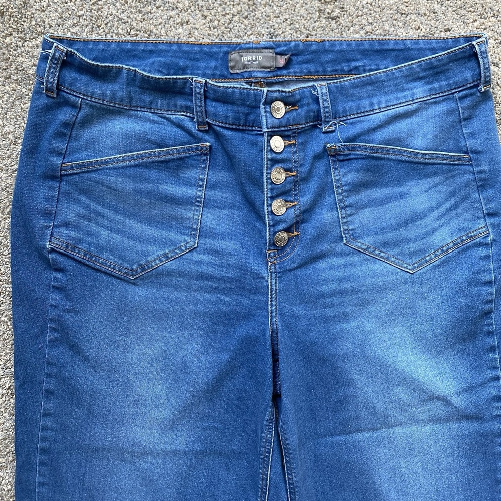 Torrid Wide Leg Cropped Jeans Size 14 Blue Medium Wash Button Fly High Rise - Picture 3 of 9